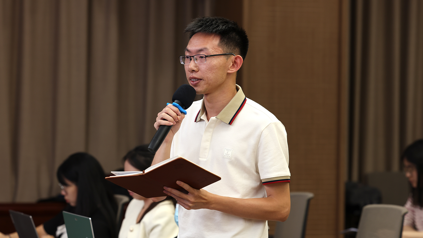 新华社记者.jpg